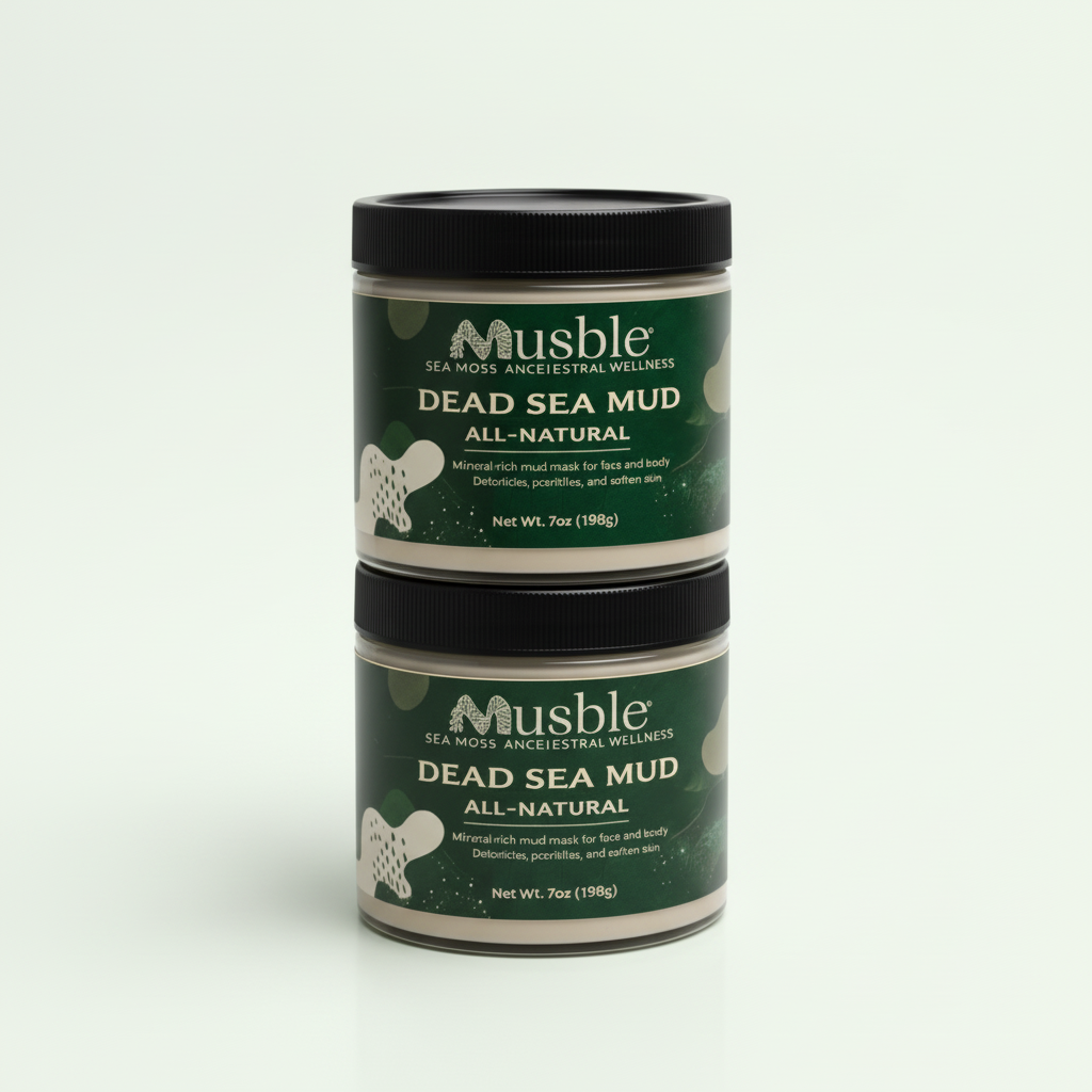 Dois potes de Musble Dead Sea Mud empilhados com fundo verde claro