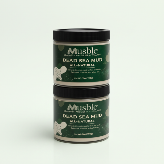 Dois potes de Musble Dead Sea Mud empilhados com fundo verde claro