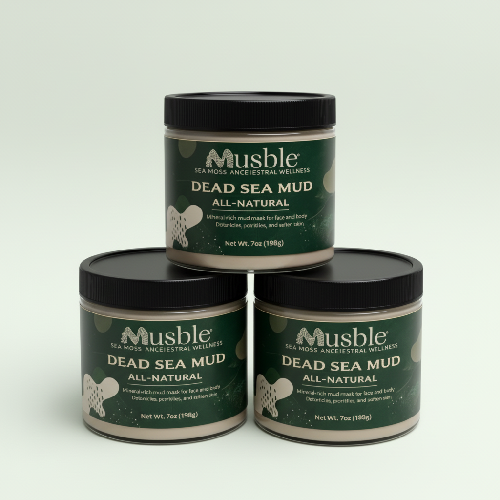 Três potes de Musble Dead Sea Mud em pirâmide com fundo verde claro