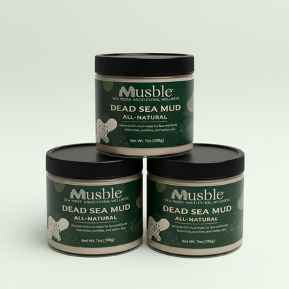 Três potes de Musble Dead Sea Mud em pirâmide com fundo verde claro