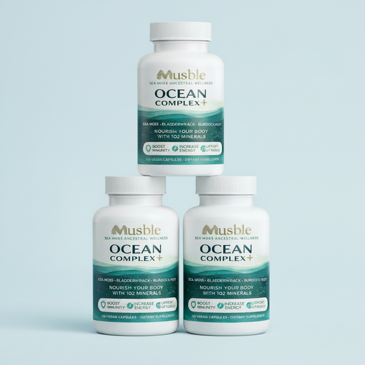 Três unidades do Ocean Complex+ com fundo azul claro suave